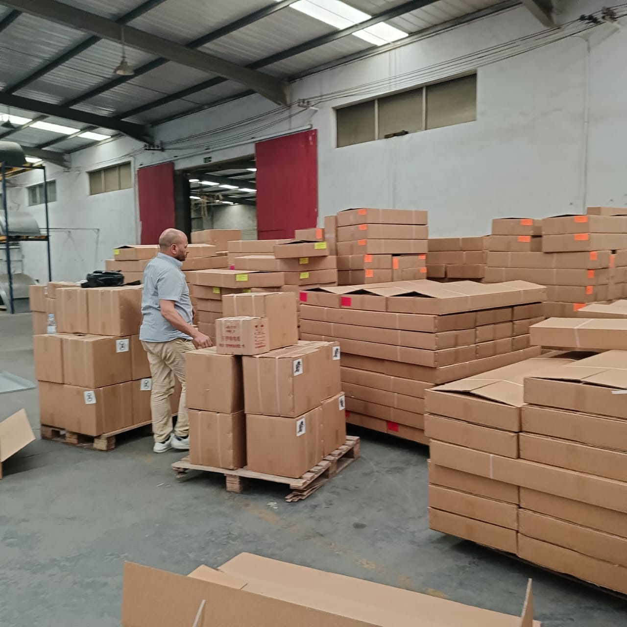 مراجعة وتجهيز في المخزن