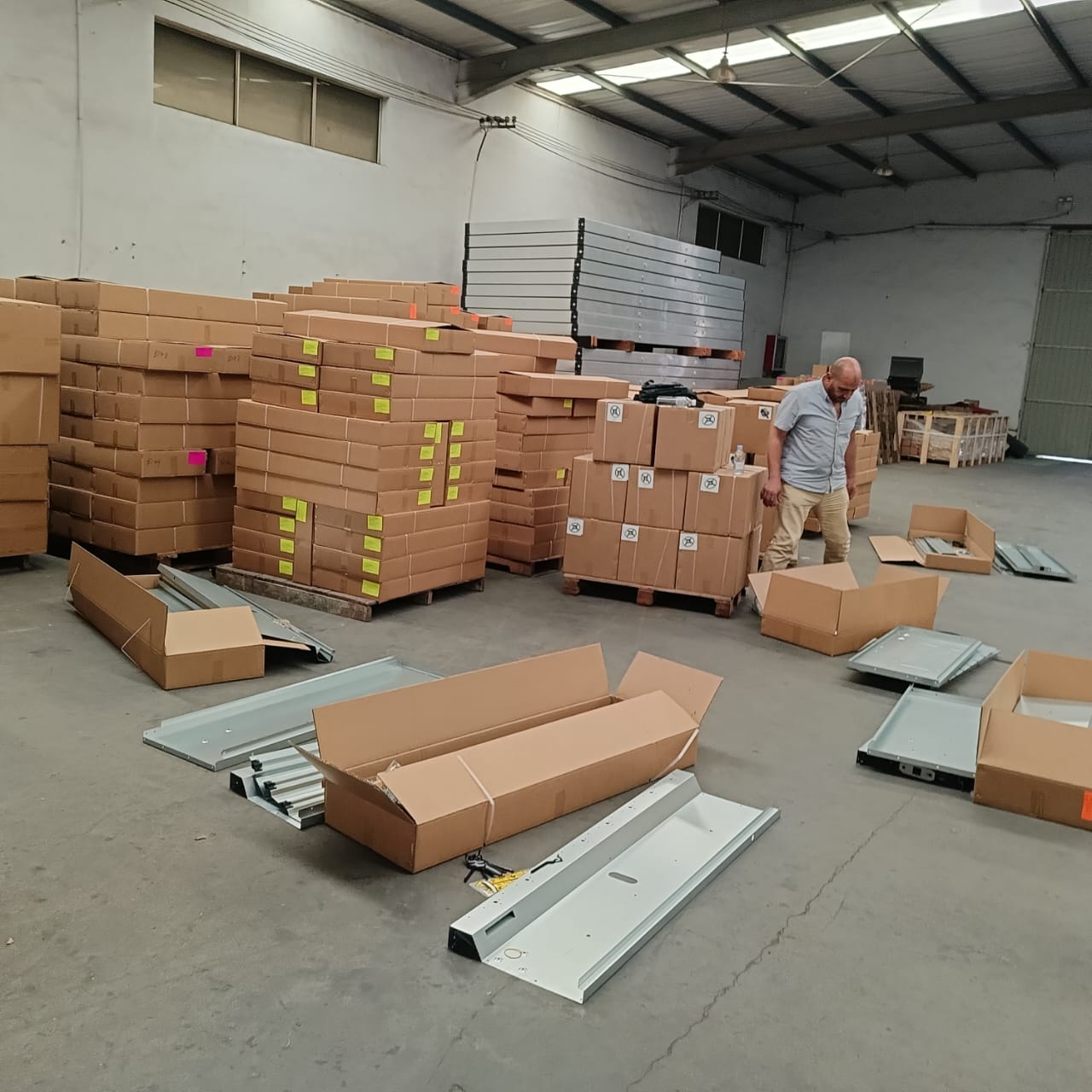 تجهيز ومراجعة شحنات داخل المخزن