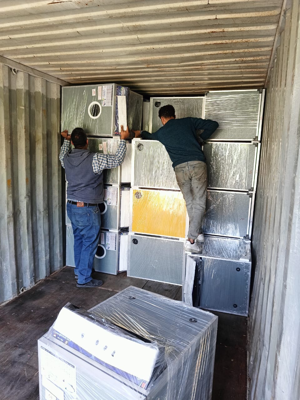 تجهيز شحنة تصدير داخل الحاوية