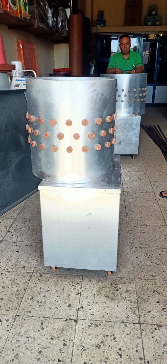 رياشة تنظيف دجاج داخل المعرض