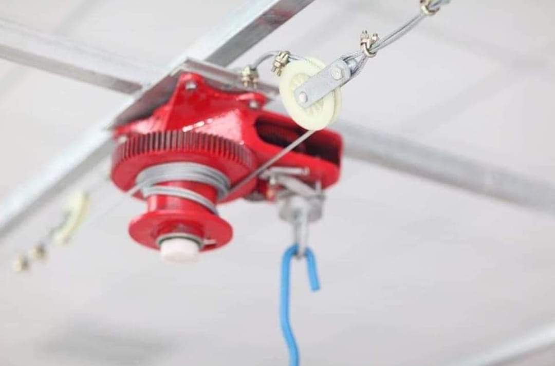 وحدة رفع مركبة داخل العنبر