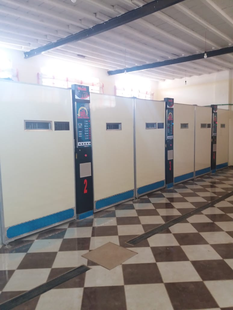 صف ماكينات تفريخ داخل موقع التشغيل