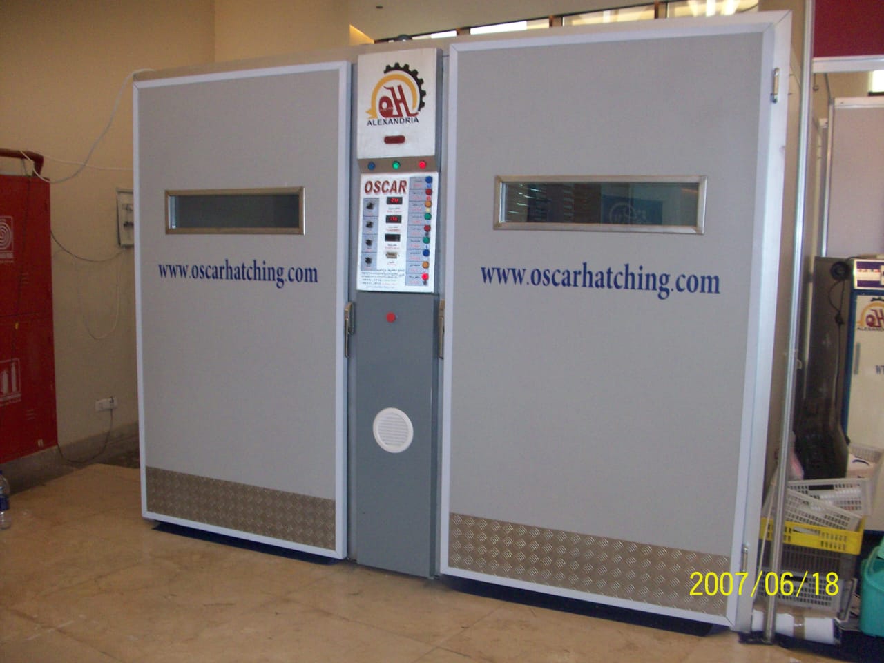 ماكينات تفريخ داخل المعرض