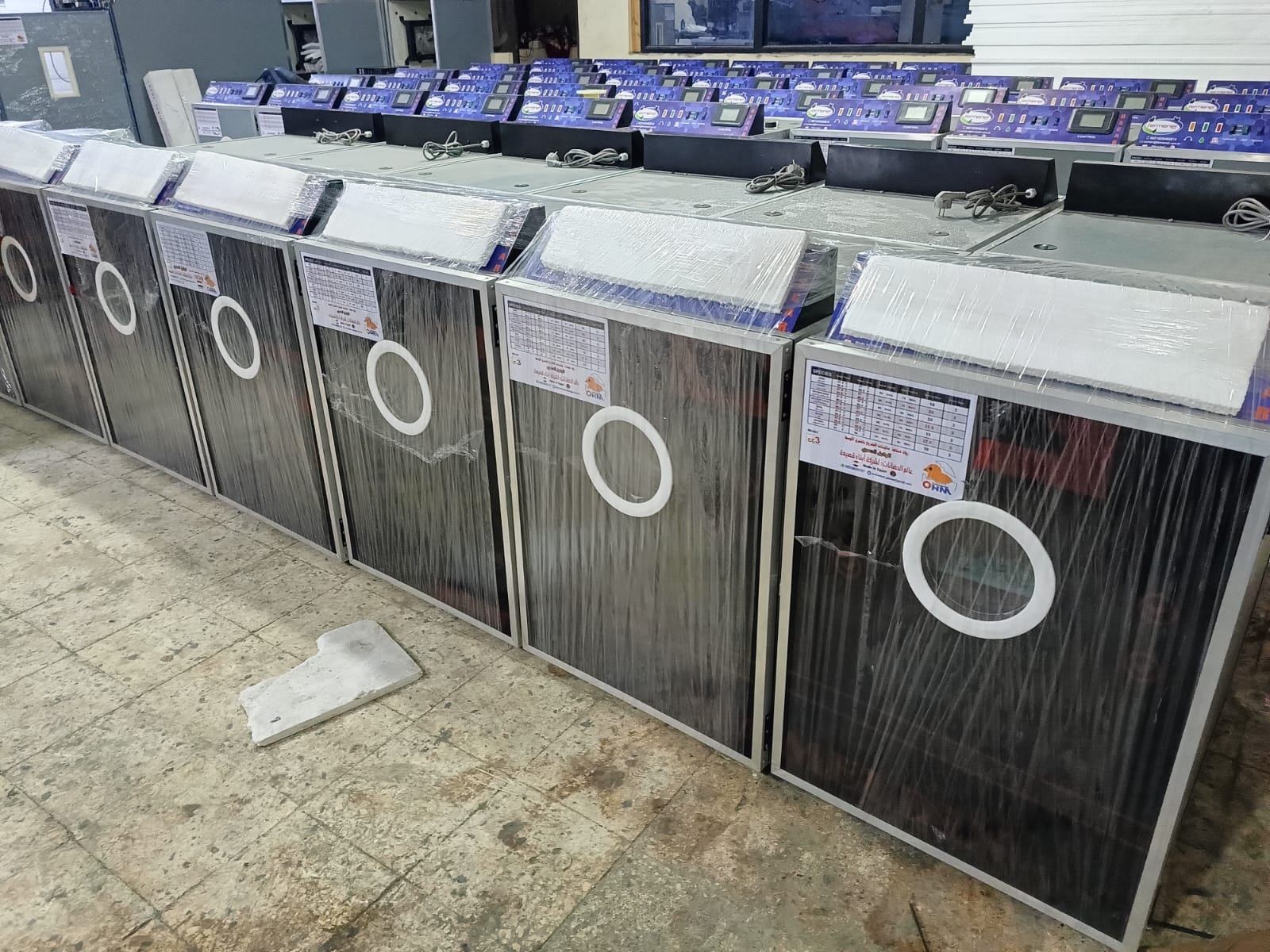 صف من ماكينات التفريخ الجاهزة