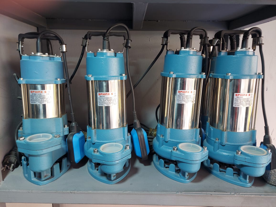 صف من غواطس المياه داخل العرض